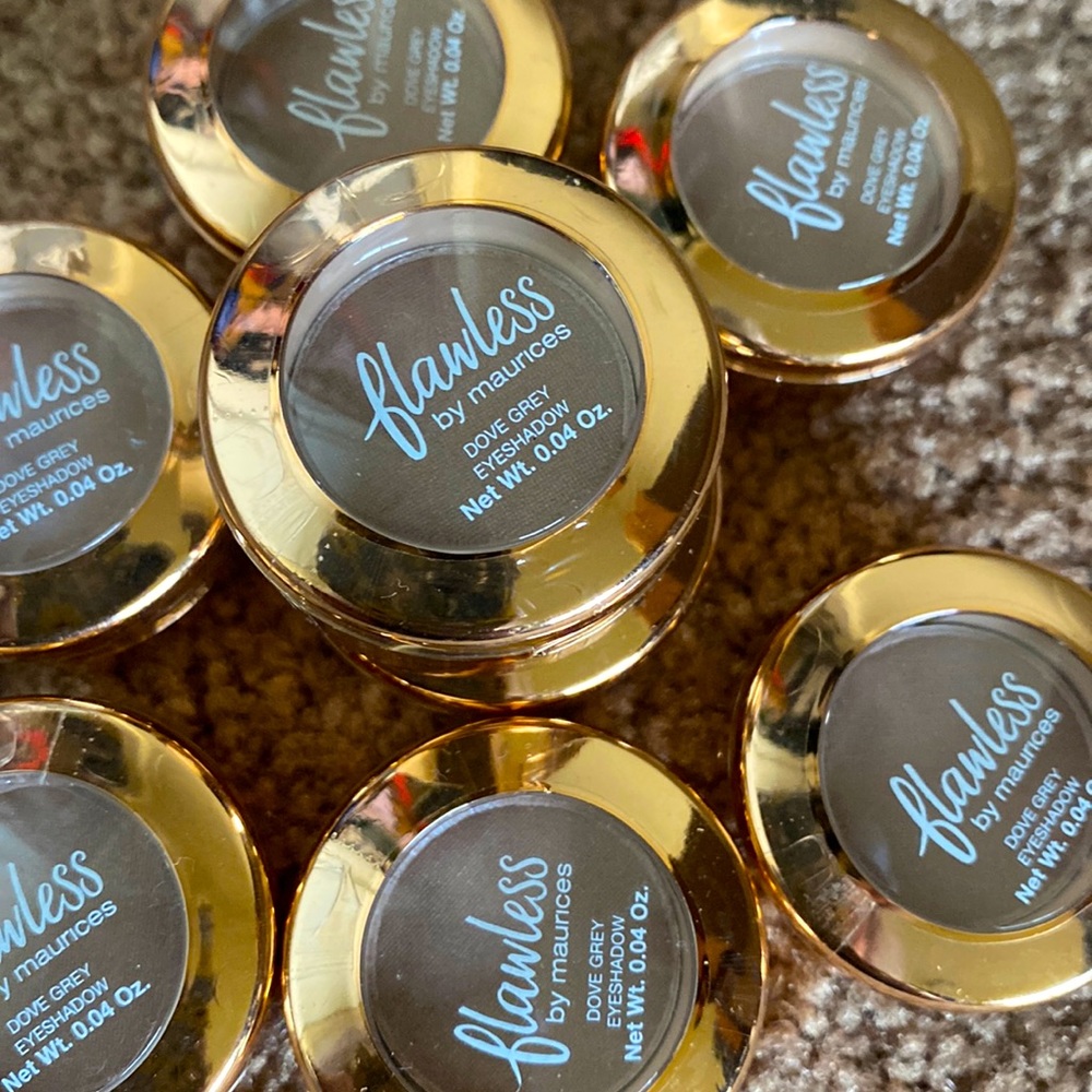 ✨Maurices Flawless Collection Eye Shadow✨